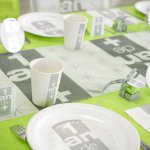 mini3-deco-de-table-vert-1-an-de-plus-assiettes-jetables.jpg
